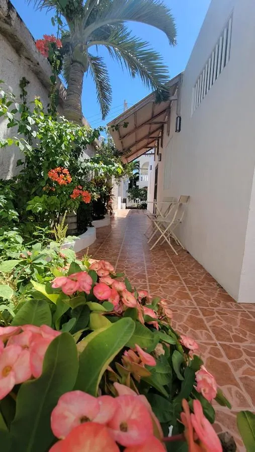 הוילה איסלה מוחרס Peaceful Ocean View, Private Courtyard. Casa Indie
